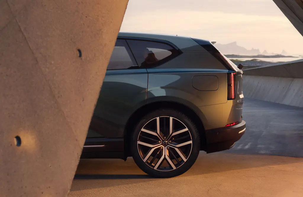 Volvo Evaluates Ultra-Luxury Hybrid Flagship to Rival BMW X7